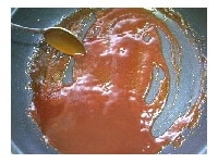 フライパンはそのままに、ケチャップ・しょう油・はちみつを加え混ぜソースがフツフツしてきたら出来上がり。 <br />