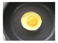 フライパンの上に型をのせ中火にし、卵を割り落とし入れる。<br />
<br />
1分焼いたら、大さじ１の水を加え弱火にし蓋をして蒸し焼きにする。<br />
<br />
淵のアルミをはずし、お好みで黒こしょうをふる。<br />