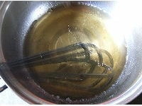 みりんと日本酒をお鍋に入れ、一度沸騰させてアルコールを飛ばします。まだ熱いうちに砂糖と水あめを加え、混ぜてよく溶かします。