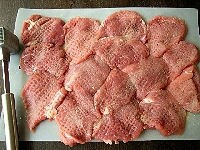 ヒレ肉のブロックをa厚め（2cm程度）の斜め切りにし、12等分にします。全体が均一の厚みになるように肉叩きなどで軽く叩き、表面に軽く塩こしょうを振って下味をつけます。