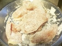 鶏肉を削ぎ切りにし、軽く塩コショウし、片栗粉をまぶし、余分な粉を落とす。 <br />
