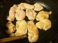 フライパンにサラダ油を熱し、鶏肉を並べて両面を焼いて、八分通り火を通す。