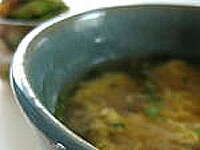 茹で汁に浮いたアクをすくい、長ねぎの千切り（ねぎの青い部分でもOK）やワカメなどの具を入れて、塩、こしょう、醤油で味付けをします。卵をかきたま風に溶きいれ、出来上がりに、ごま油をたらせば、手軽にスープができますよ。<br />
<br />
これから鶏肉を茹でる際は、茹で汁も活用しましょう。これで、時間と食材、光熱費を節約です。<br />