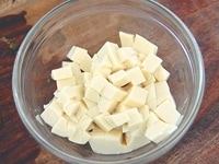 絹ごし豆腐を５mm角のさいの目に切り、耐熱容器に入れてレンジで30秒加熱します。
