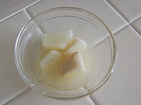 「<a href="http://allabout.co.jp/gm/gc/186053/">鶏手羽と野菜で具たくさんの豆乳シチュー</a>」の工程5から、スープ、かぶ、里芋を取り分けます。<br />