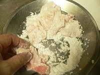 豚肉は4～5cm角に切り、軽く塩コショウして片栗粉をまぶす。<br />