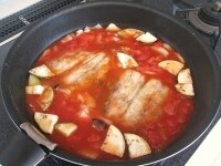 トマトソースを加え、ふたをし5分程煮込みます。<br />