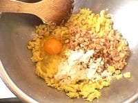 さつま芋、炒めた具、卵、小麦粉、塩、ごま油を混ぜる