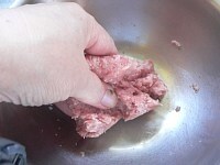 ひき肉に塩コショウして、手でこねて粘りを出す。<br />