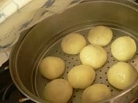 蒸し器の上鍋の底に油を薄く塗って芋だんごを並べる。蒸気が上がった下鍋にセットして、強火で10分蒸す。画像は蒸し上がり。