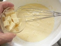 卵、生クリーム、塩、コショウ、ナツメグをよく混ぜ、チーズを加えて混ぜる。<br />