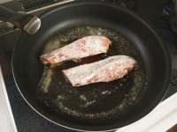 フライパンに加塩バターを入れて中火に熱し、鮭を並べて2分程焼きます。<br />