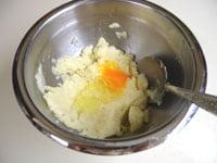 つぶしたじゃがいもが、まだ熱いうちに塩、コショウ、バターを加え混ぜ合わせます。次に粗熱が取れたら卵を加え、全体を良く混ぜ合わせます。<br />