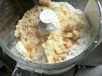 クッキー生地を作る。冷たいバターを1cm角に切る。ミキサーに薄力粉、バター、砂糖を入れて攪拌（かくはん）して均一に混ぜる。