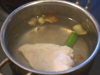 鍋にたっぷりの水とねぎの青い部分、生姜（生姜の皮だけでもいい）を入れて、中火にかける。沸騰したら鶏胸肉を入れ、再沸騰したら弱火にし、５分ほど茹で、火を止めてそのまま20分ほどおく。<br />