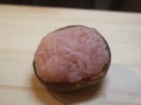 しいたけは石突きをはさみなどで切り、薄力粉をふる。塩を加えてよく混ぜ込んだ鶏ひき肉をしいたけのかさの内側に詰める。
