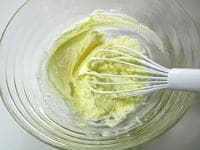 ボウルにバターを入れ、泡だて器でクリーム状になるよう、混ぜます。<br />
砂糖を加え、よく混ぜます。<br />
<br />
白っぽくなり、ふわっとしたテクスチャー（質感）になったらOKです。
