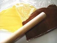 オーブンを予熱180度にセットします。<br />
<br />
ビニール袋の上から、生地の厚みを約5ミリに、麺棒で伸ばします。ビニールがシワにならないようにしてください。