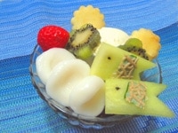 寒天の上に白玉、バニラアイス、型抜きフルーツ、いちごをきれいに飾りつけてできあがりです。<br />