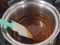 小鍋にココア、砂糖、牛乳を入れ、弱火で温めながらゴムベラで練り合わせます。沸騰してきたら、弱火で1分間煮つめれば、チョコレートソースのできあがりです。<br />