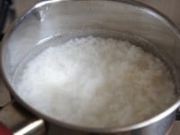 底が小さめの鍋に、レシピ分量のご飯と水を入れて火にかけます。<br />