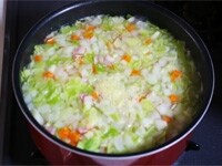 鍋に野菜とベーコンと水、固形スープの素を入れて、火にかけます。野菜に火が通れば食べられますが、20～30分ほど煮込むと、旨みが出てきます。<br />