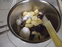鍋に味噌、砂糖、酒、ニンニクを入れ中火にかけます。<br />
