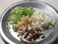 白菜、竹の子、椎茸、長ねぎを5mm角に切る。白菜、竹の子、ネギを布巾に包んで水分を絞る。