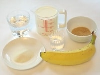 粉ゼラチンを水（大さじ2）に入れ、よく混ぜてからふやけるまで10分おく。<br />
バナナはフォークの背でつぶしておく。<br />