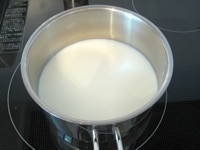 鍋に牛乳と水を入れ、煮立ったら砂糖を加えて煮とかす。<br />
火を止めてからゼラチンも加えてとかす。<br />