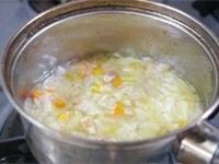 野菜スープを鍋で温めておきます。<br />