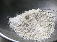 ボウルに薄力粉とベーキングパウダーを取り、泡だて器で空気を取り込むようにかき混ぜ、 砂糖と塩を加えてかき混ぜる。