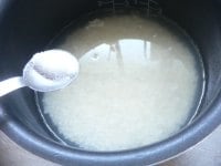 炊飯器に米をあけ、ゆで汁を注ぎ入れ、2合の線まで水を足す。塩と醤油を加えて軽く混ぜる。<br />