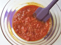 トマト水煮缶、顆粒コンソメ、はちみつ、お好みで乾燥ハーブを加え、混ぜます。ラップをかけずに、600Wのレンジで9分加熱します。加熱後は全体をよく混ぜ、お好みで塩、こしょうで味を調えます。