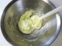 室温に戻したバターにレモン汁、すりおろしたレモンの皮、塩を加え、よく混ぜます。