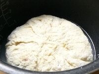 内釜にサラダ油をぬり、肉まんを入れて押さえ、大さじ3杯の水を底に流し入れ、普通に炊く。 