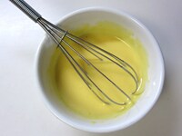 ニンニク、卵黄、マヨネーズ、オリーブオイル、牛乳、塩を加え、よく混ぜます。