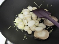 フライパンに油をいれ、中火でエリンギ、生姜を炒めます。