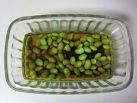 枝豆を漬け汁に入れ、冷蔵庫で2時間から半日ほどおきます。