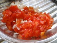 トマトとたまねぎを5mm角程度に切り、ボールに入れ、オリーブオイル、塩小さじ1/2、ブラックペッパー、酢と和える。