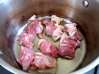 鍋にサラダ油を入れて弱火にかけ、皮目を下にして鶏肉を入れる。