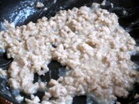塩小さじ1/2、日本酒、水を加え、煮立ったら、片栗粉を水大さじ1（分量外）で溶いたものを回しかけてよく混ぜ、とろみをつける。これをきゅうりと和えて完成。