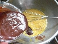 ボウルに卵を割り入れ、泡だて器でかき混ぜ、（2）を加えて混ぜる。