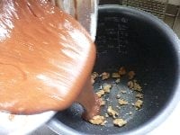 内釜を、サラダ油をつけたペーパーでふいて、くるみを敷く。その上に生地を流し入れ、普通に炊く。