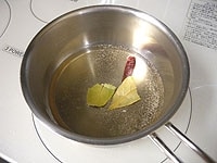 鍋に浸け液の材料を入れ、さっと煮立てます。火からはずし冷ましておきます。<br />