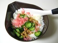 寿司飯に肉味噌、ガリ、きゅうりを加え、混ぜます。<br />
<br />