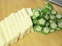 玉子豆腐は短冊状（四角）に切ります。オクラは板ずりし、5ミリ幅の小口切りにします。