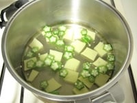 鍋にだし汁をわかし、オクラ、玉子豆腐を加えます。塩、醤油を加え、味を調えます。