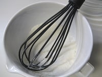 ボウルに小麦粉（薄力粉）、砂糖を入れ、泡だて器で混ぜます。