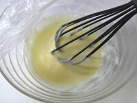ラップをし、レンジで1分加熱します。一度、取り出し、全体を混ぜます。<br />
<br />
再度、ラップをし、もう1分加熱します。取り出したら、バターを加え、溶かし混ぜます。